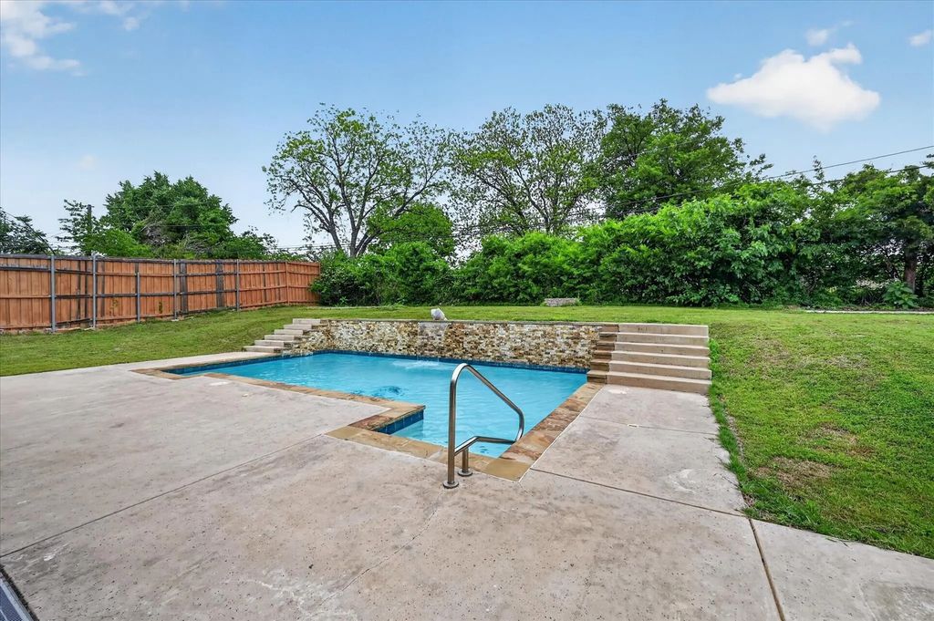 2026 Sheriff Drive, Grand Prairie