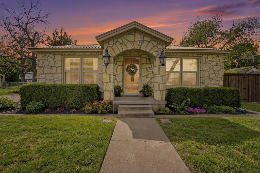 309 N Travis Street, Granbury