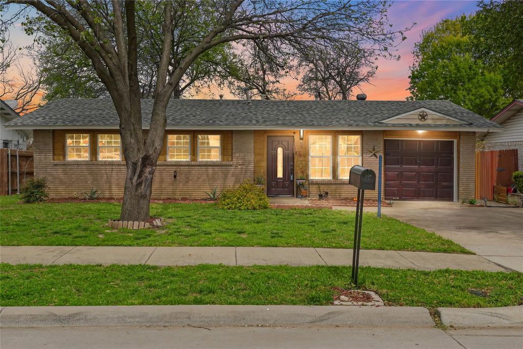 1605 E Lovers Lane, Arlington