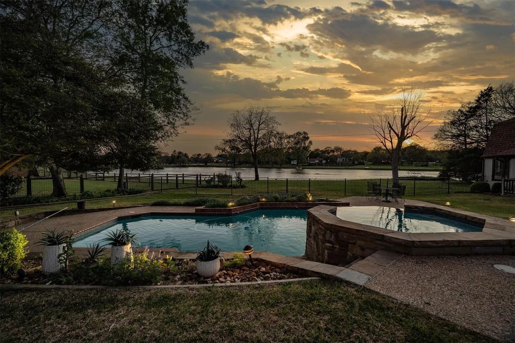 210 N Forest Lane, Double Oak