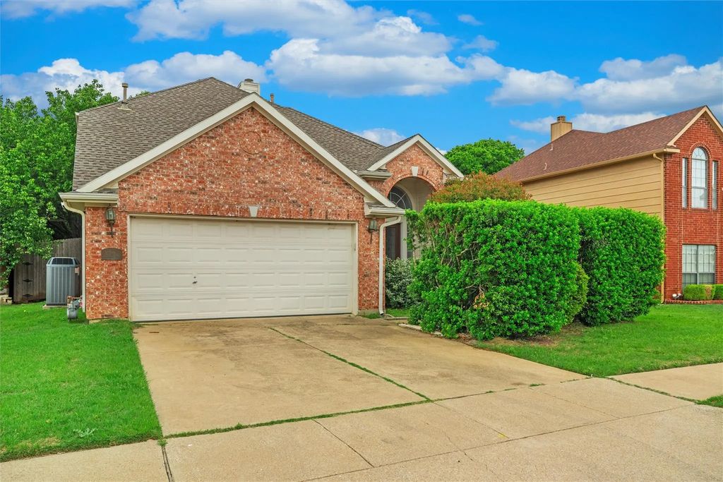 5724 Chelmsford Trail, Arlington