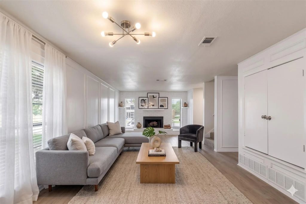 1620 Brown Trail, Hurst