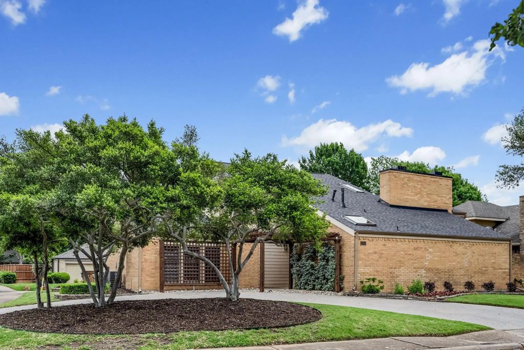 7168 Manor Oaks Drive, Dallas