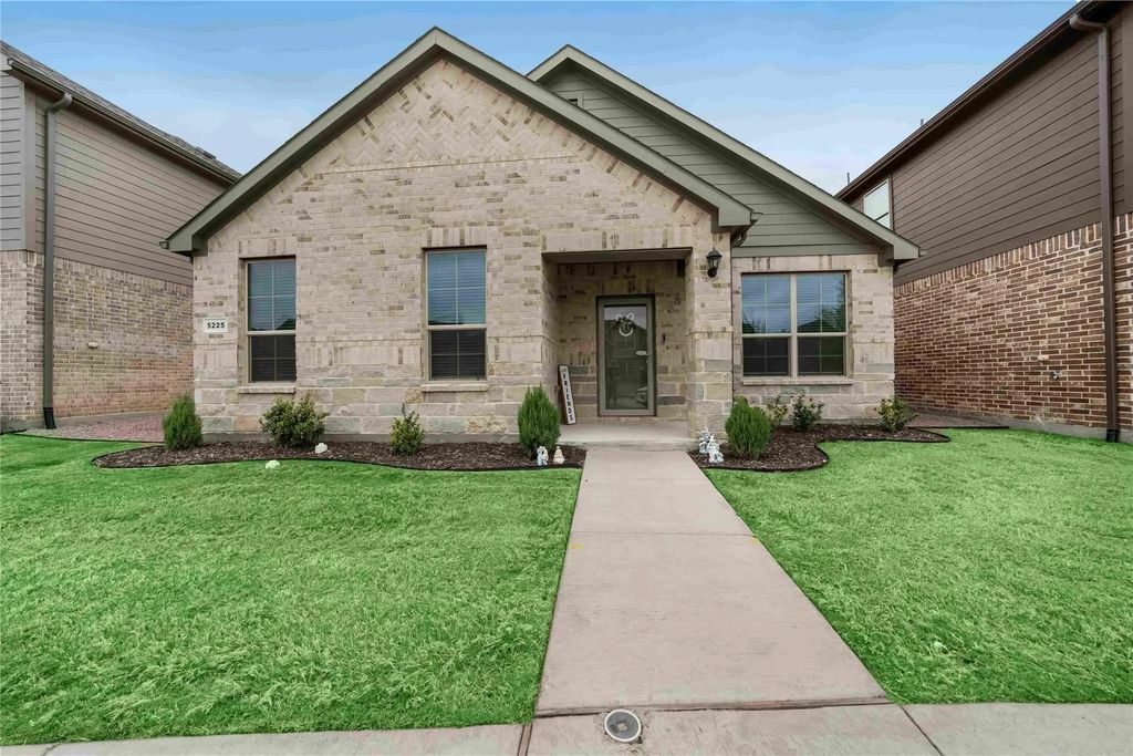 5225 Heritage Street, Haltom City