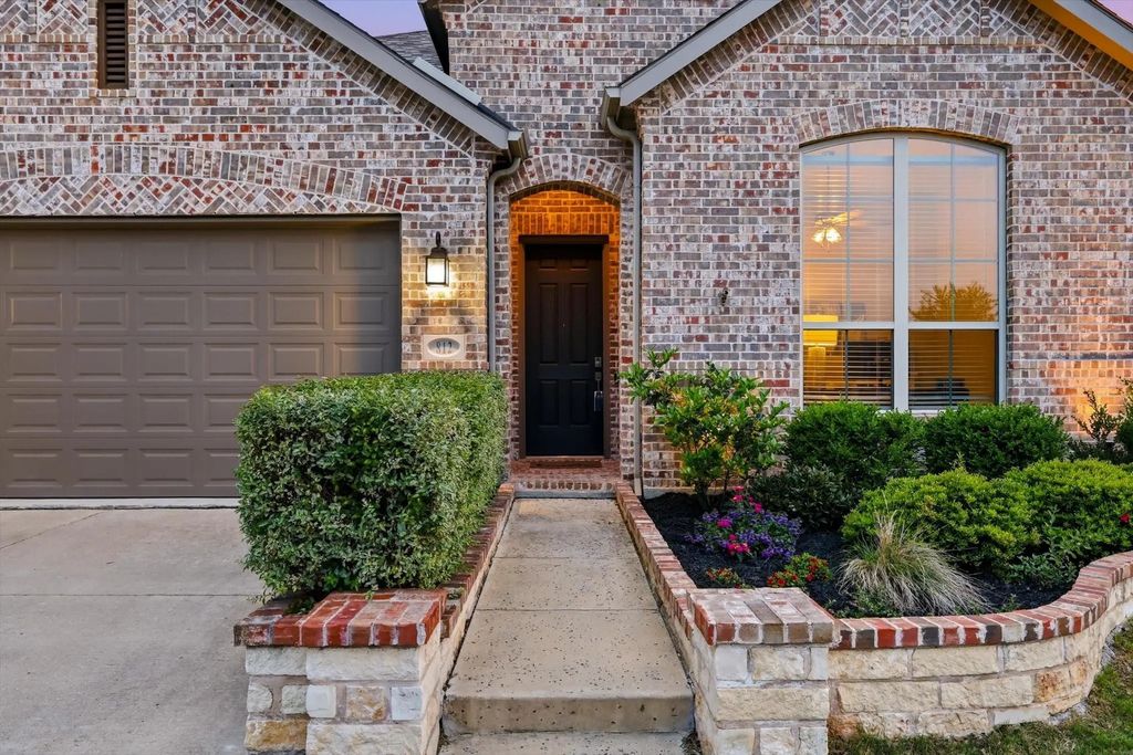 812 Hawks Way, Argyle