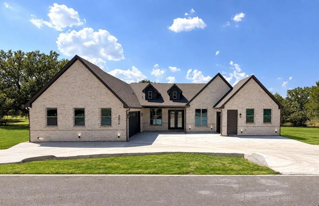 7016 Westover Drive, Granbury