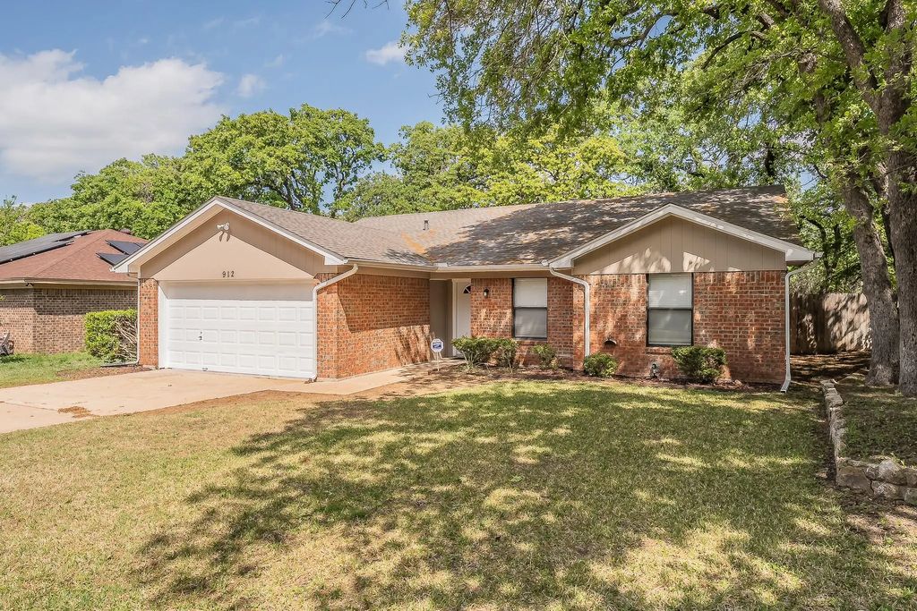 912 Red Oak Street, Azle