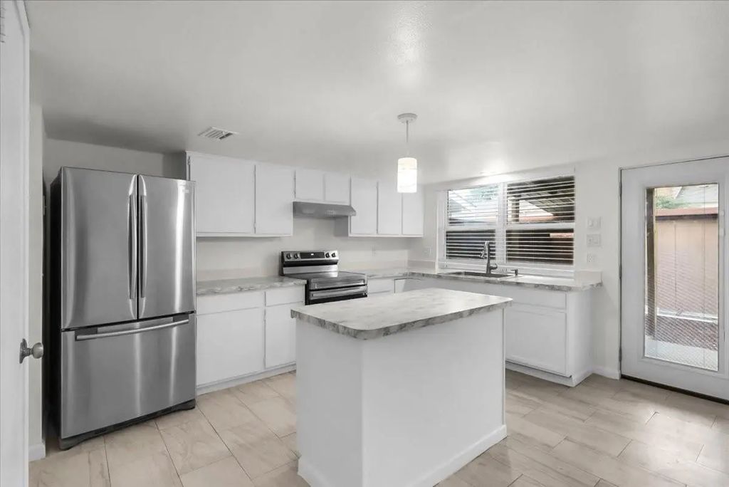 3118 Roundtree Lane, Garland