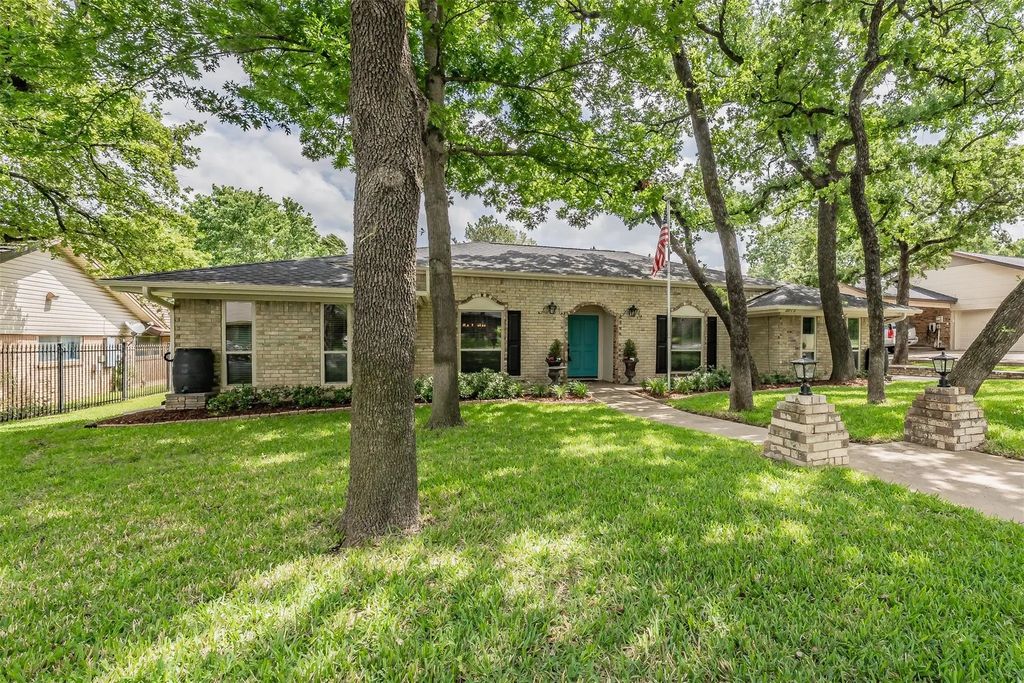 2872 Winterhaven, Hurst