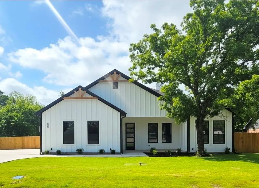 1106 East Sixth Street, Springtown