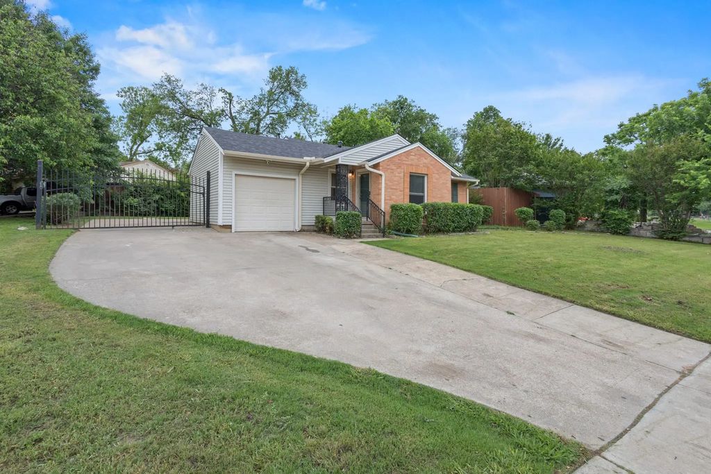 301 Meadowbrook Drive, Arlington