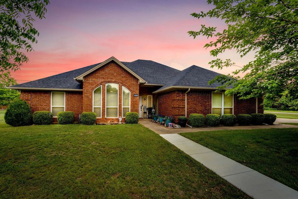 2533 Brandon Lane, Burleson