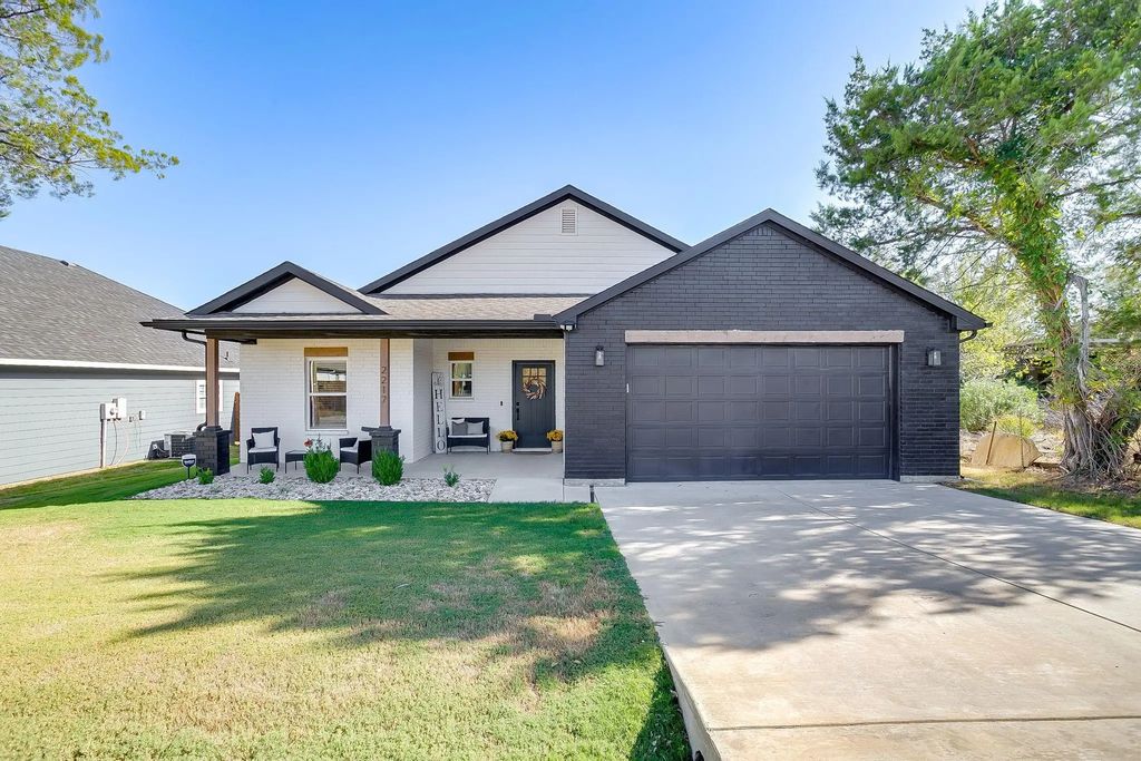 2217 Forest Hill Lane, Granbury