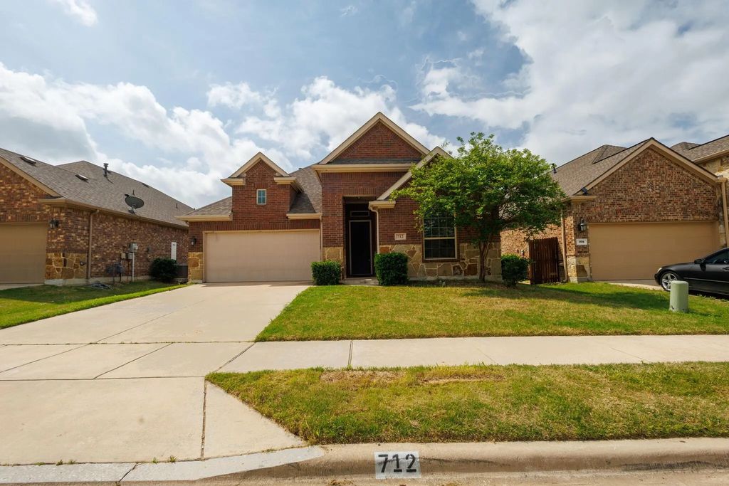 712 Lake Sierra Way, Little Elm