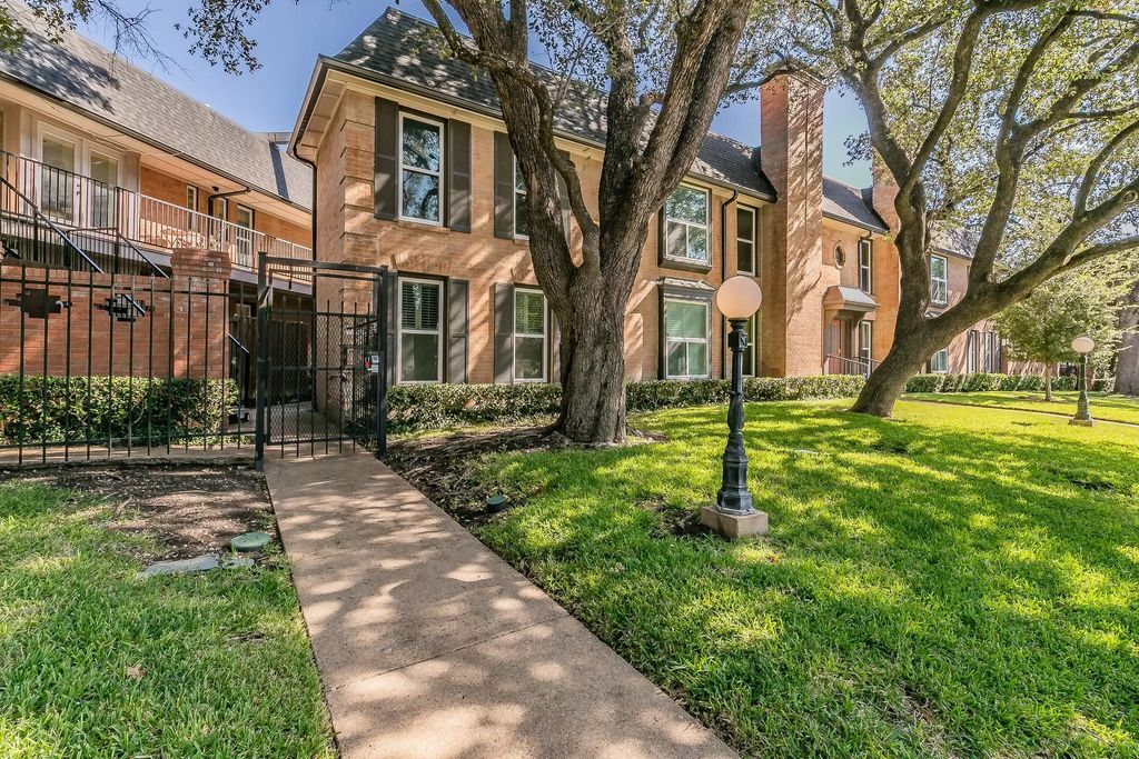7814 Meadow Park Drive 220, Dallas