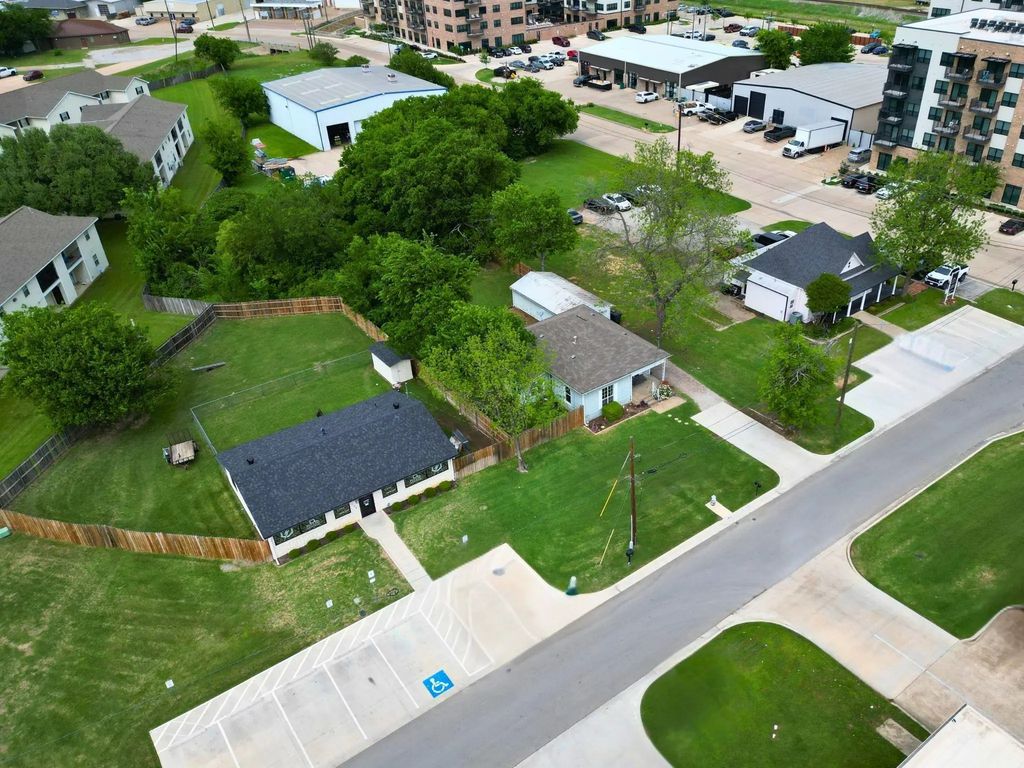 132 W King Street, Burleson