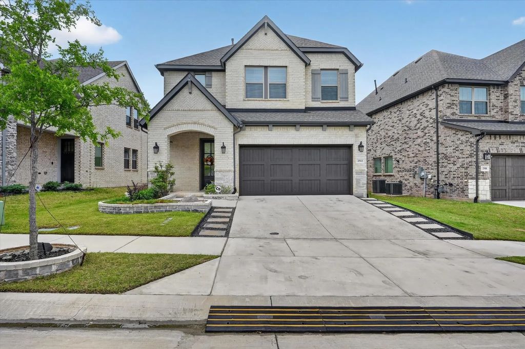 2512 Four Roses Drive, Lewisville