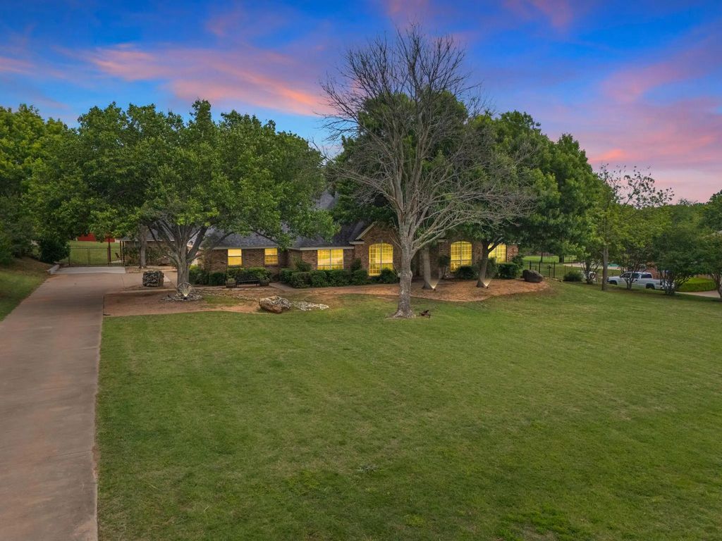 1907 Woodland Hills Lane, Weatherford