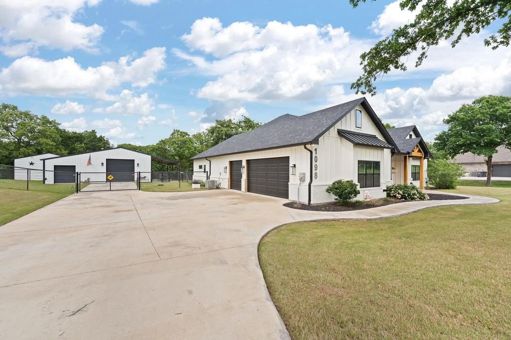 1098 Twin Creeks Drive, Weatherford