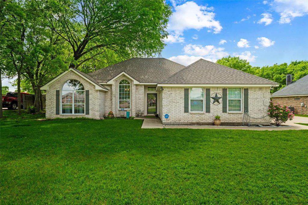 233 Country Meadows Drive, Waxahachie