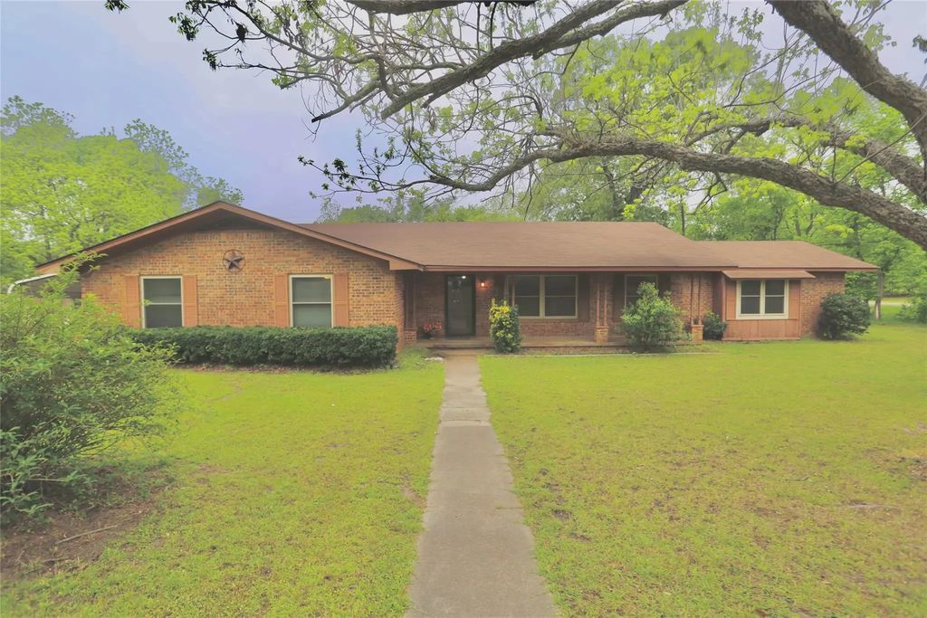 209 Circle Drive, Mineola