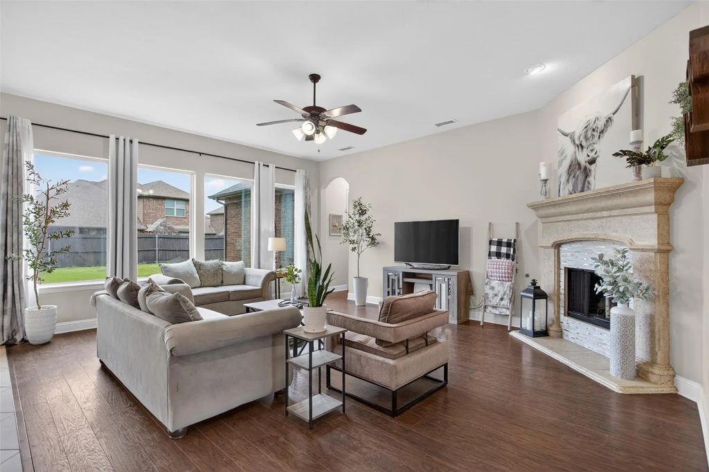 1022 Longhill Way, Forney