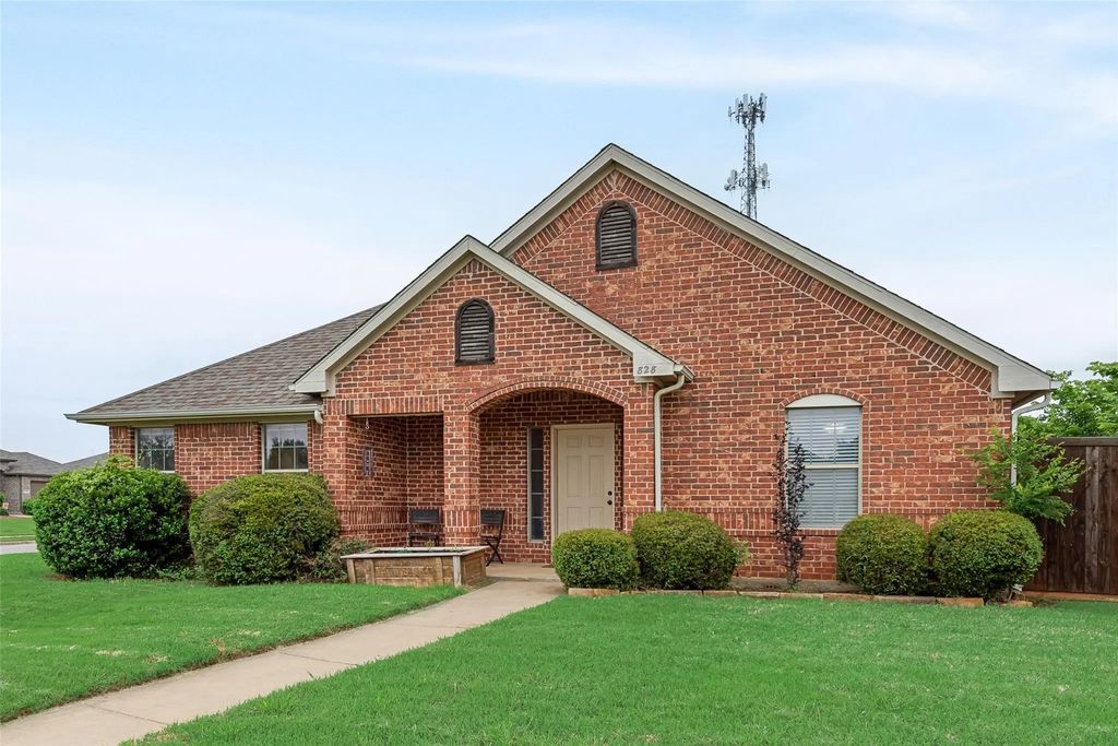 828 Greenview Court, Aubrey