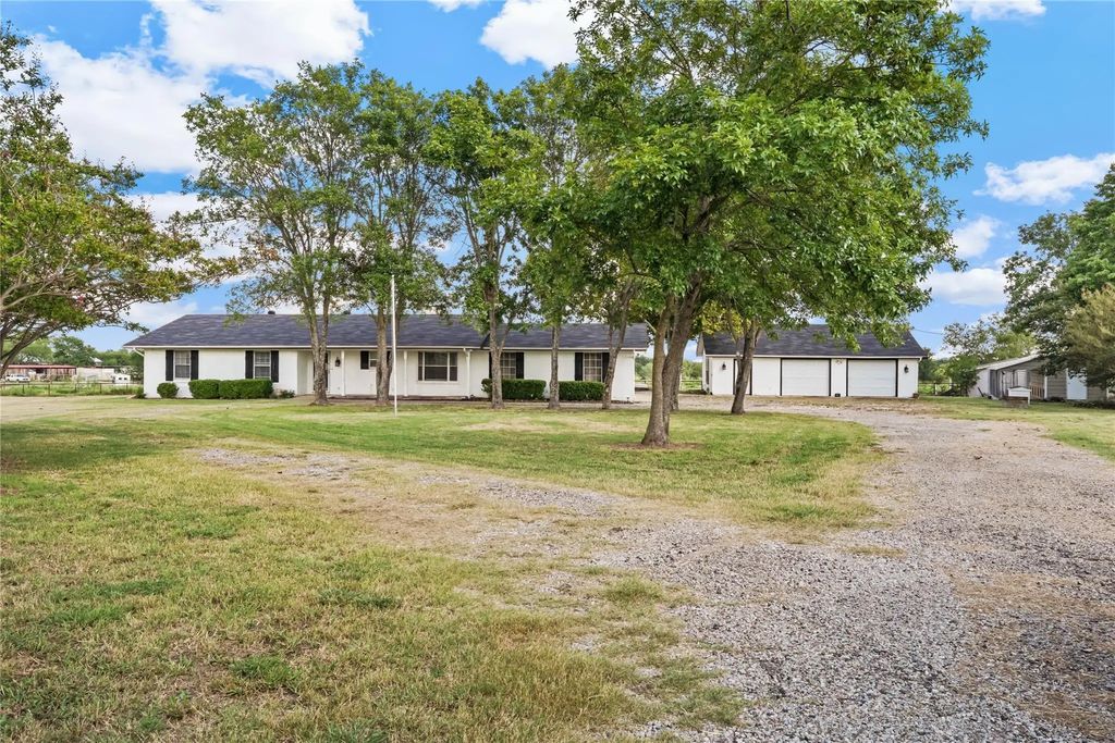815 N Spikes Road, Corsicana