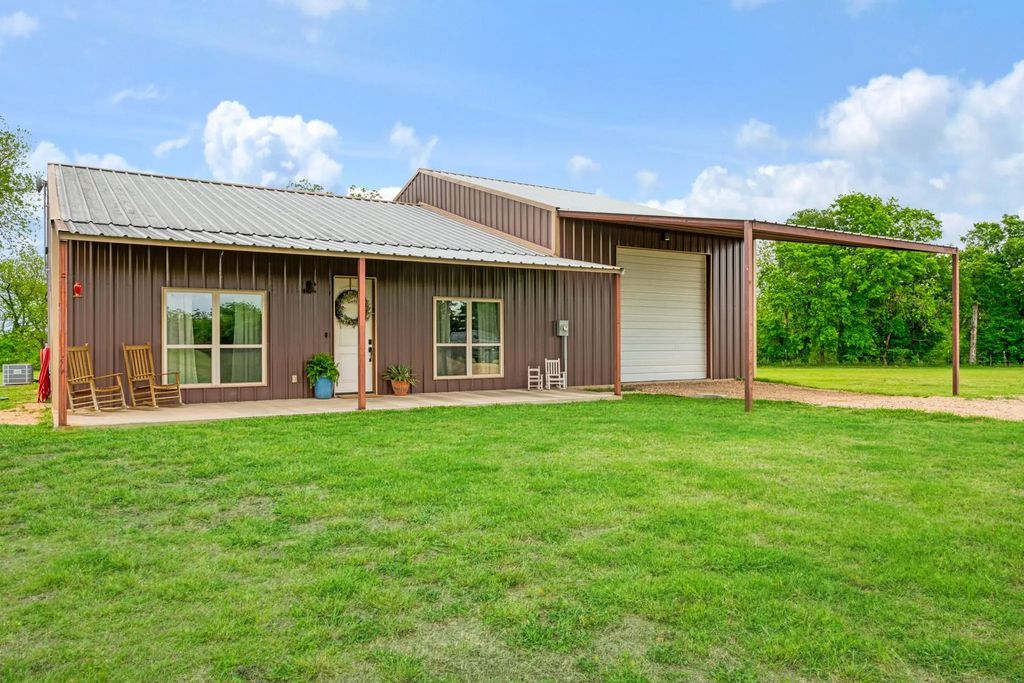819 County Road 12550, Paris