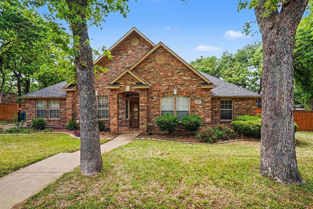 1304 Pheasant Run, Crowley