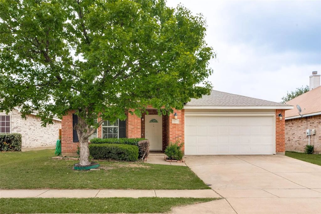 321 Silver Lake Trail, Fort Worth