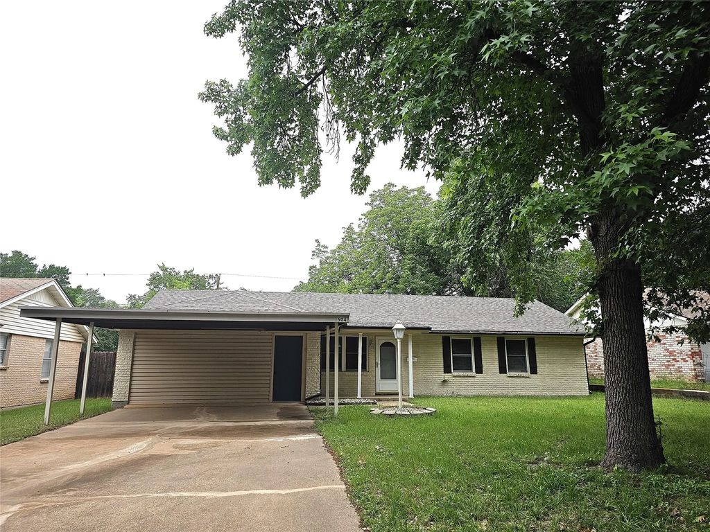 604 Bayless Drive, Euless