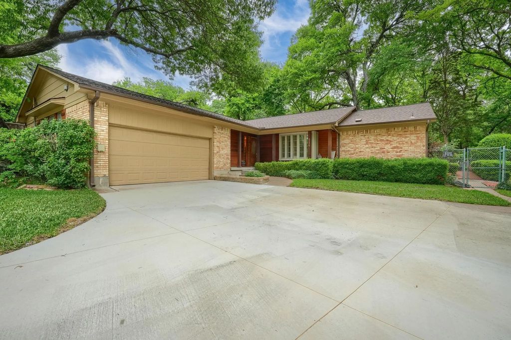8226 Hunnicut Road, Dallas