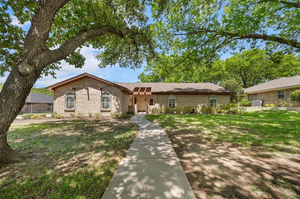104 W Oak Valley Drive, Colleyville
