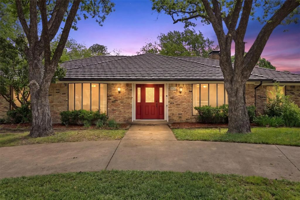 1814 N Carrier Parkway, Grand Prairie