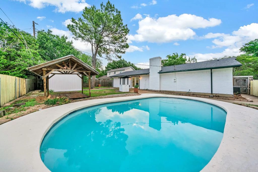 817 Savannah Way, Bedford