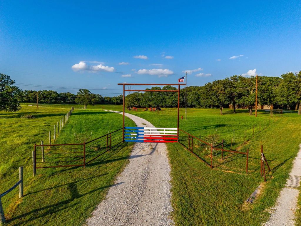 141 County Road 4793, Boyd