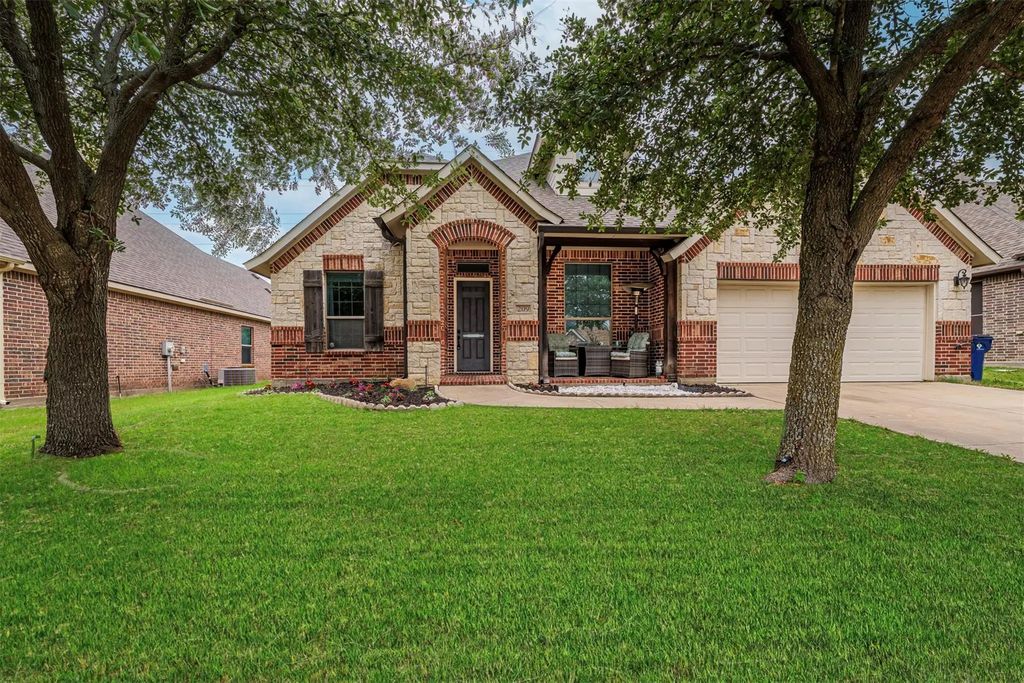 209 Boardwalk Avenue, Waxahachie
