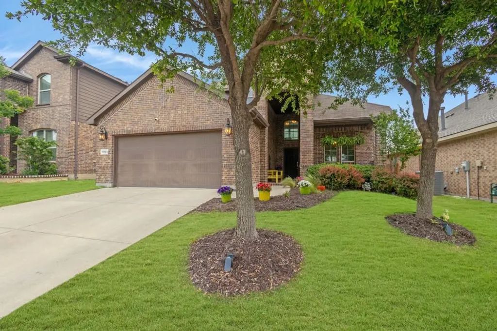 15724 Barton Ridge Drive, Fort Worth