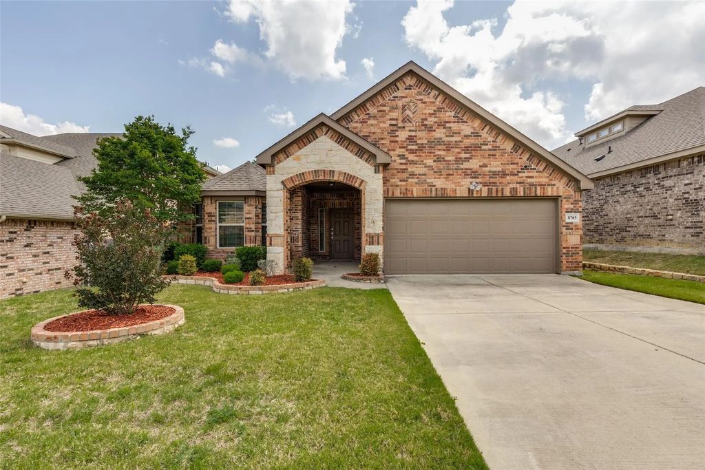 8705 Regal Royale Drive, Fort Worth