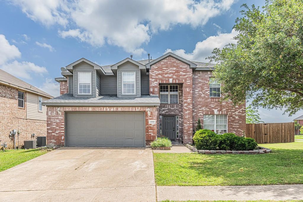 300 Creek Point Lane, Arlington