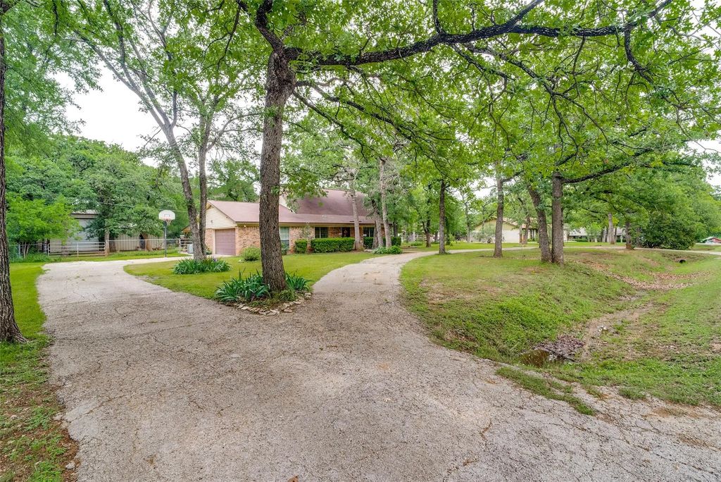 2009 Thousand Oaks Drive, Burleson