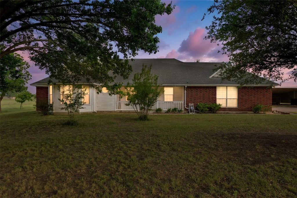 302 Blue Ribbon Road, Waxahachie