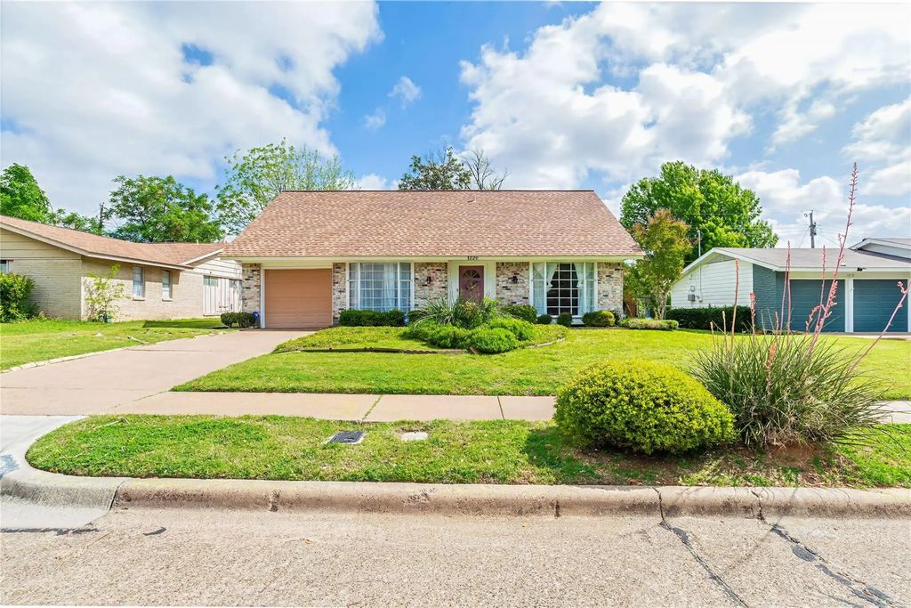 1220 Farnham Court E, Irving