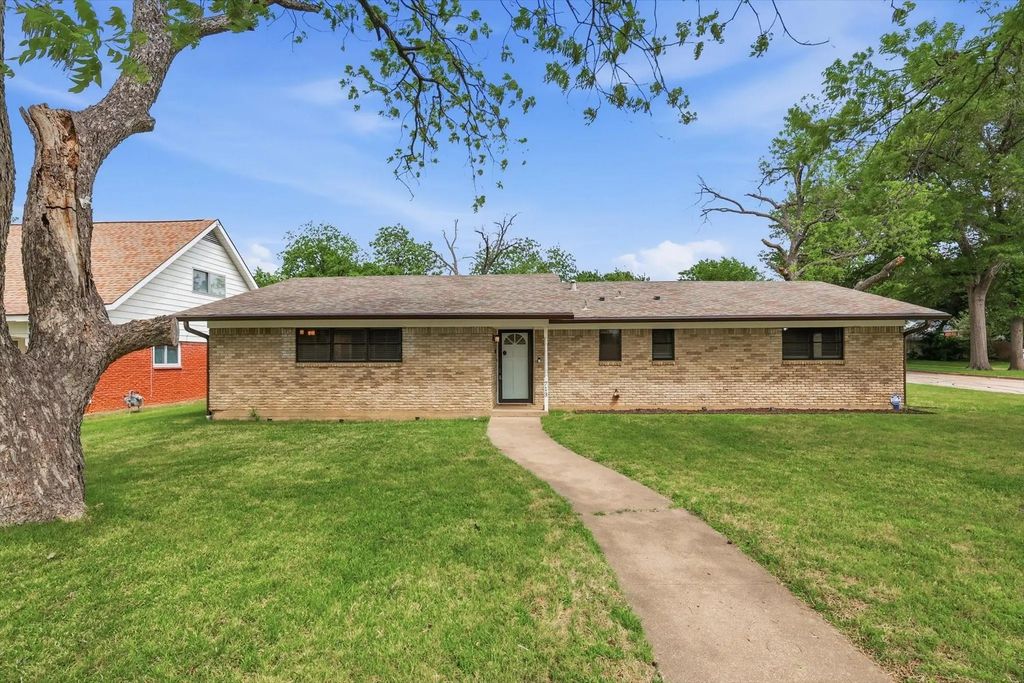 713 Waggoner Drive, Arlington