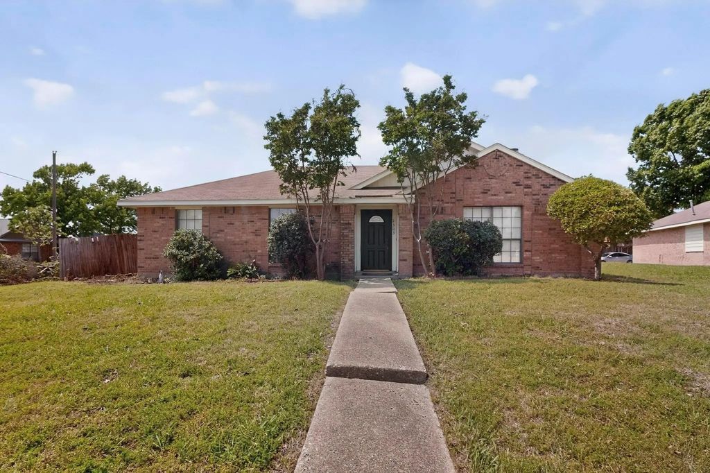2305 Rockbluff Court, Rowlett
