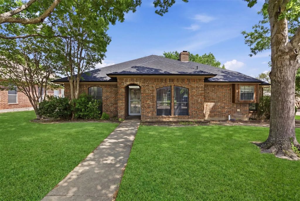 1712 Colonial Court, Prosper