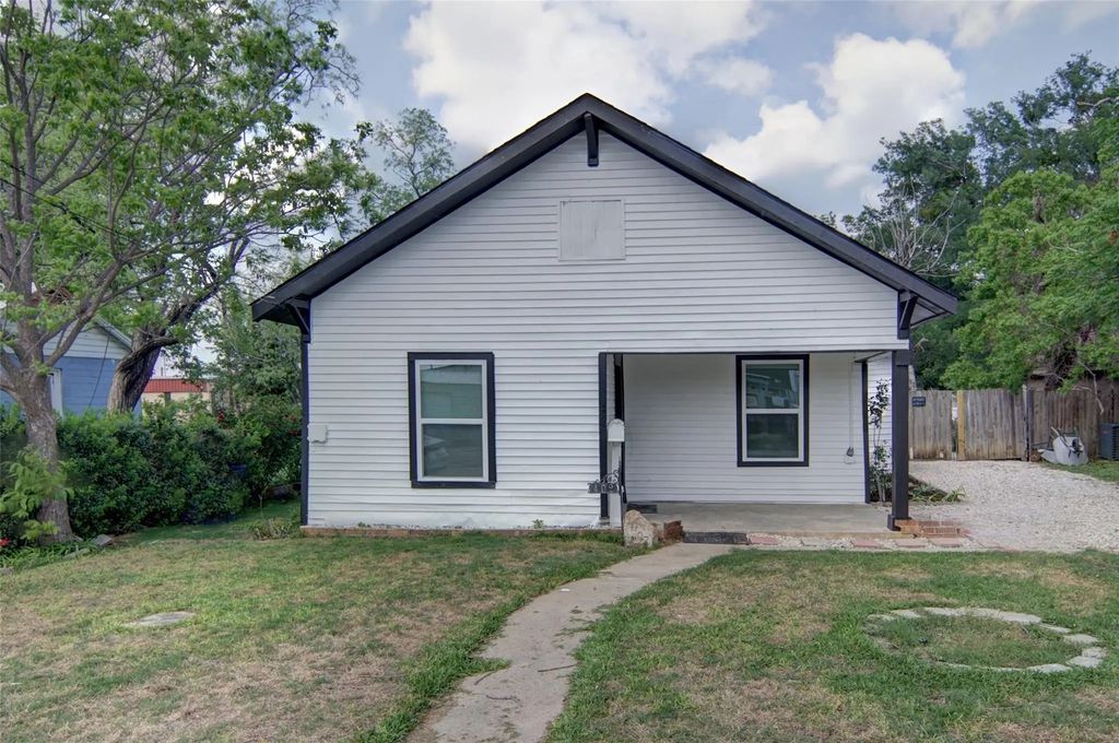402 W Trammell Avenue, Everman