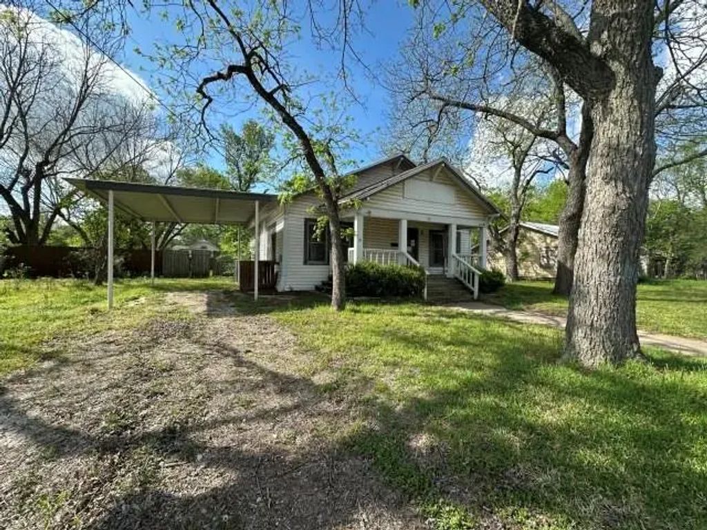 908 E Titus Street, Mexia