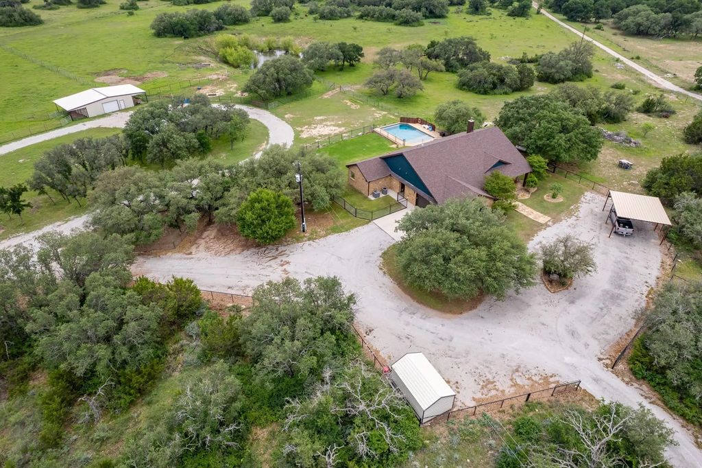 5615 County Road 153, Bangs